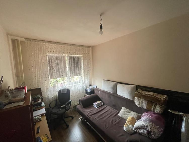 Apartament cu 3 camere semidecomandat, mobilat în Valea Rosie