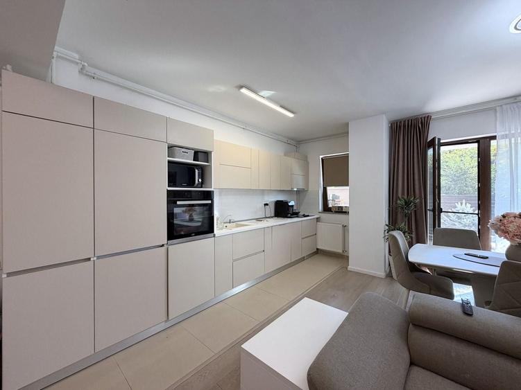 Apartament cu 3 camere semidecomandat în Sisești