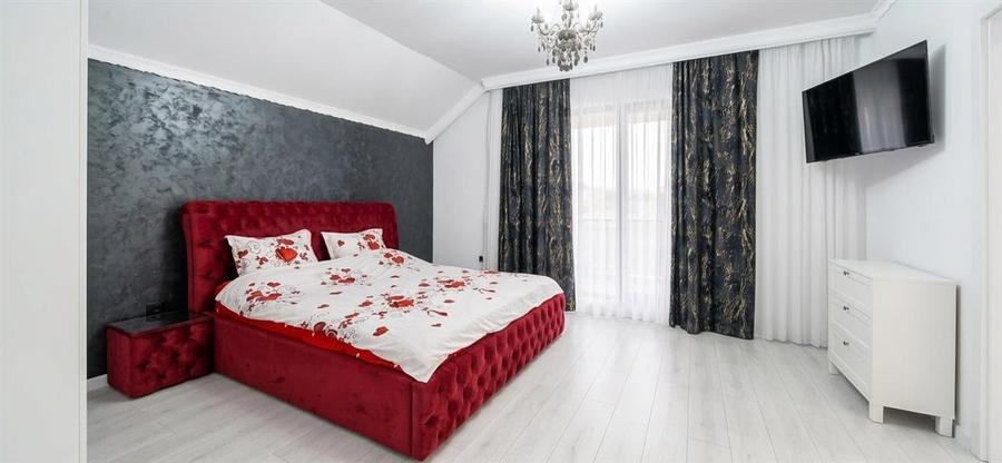 Casă cu 6 camere cu Teren 370 Mp în Haieu