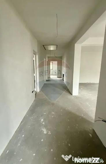 Casă cu 7 camere cu Teren 892 Mp în Est