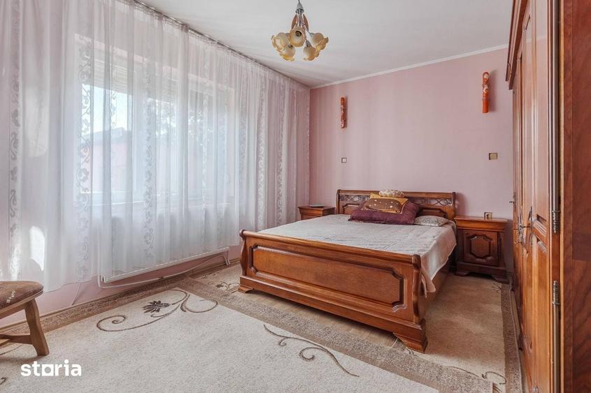 Casă cu 7 camere cu Teren 1230 Mp în Borș