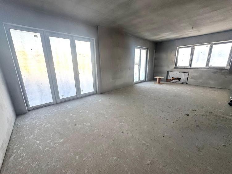 Apartament cu 4 camere semidecomandat în Hipodrom 3