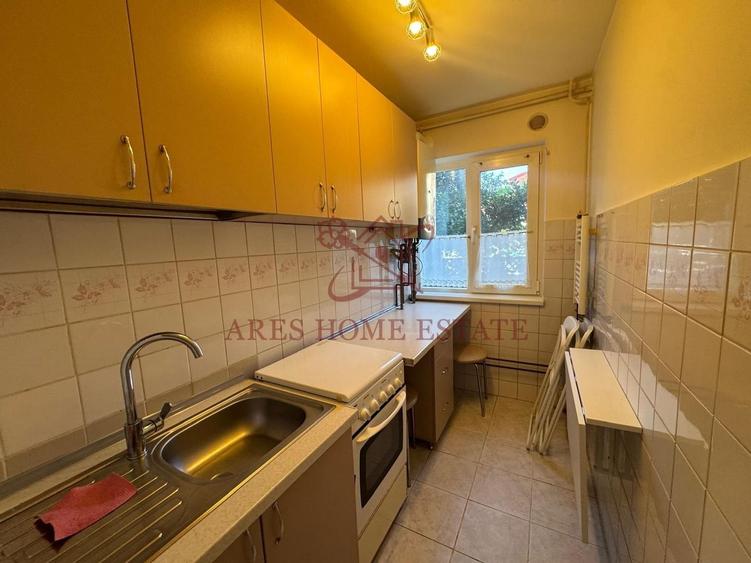Apartament cu 3 camere semidecomandat, mobilat în Complex Studențesc