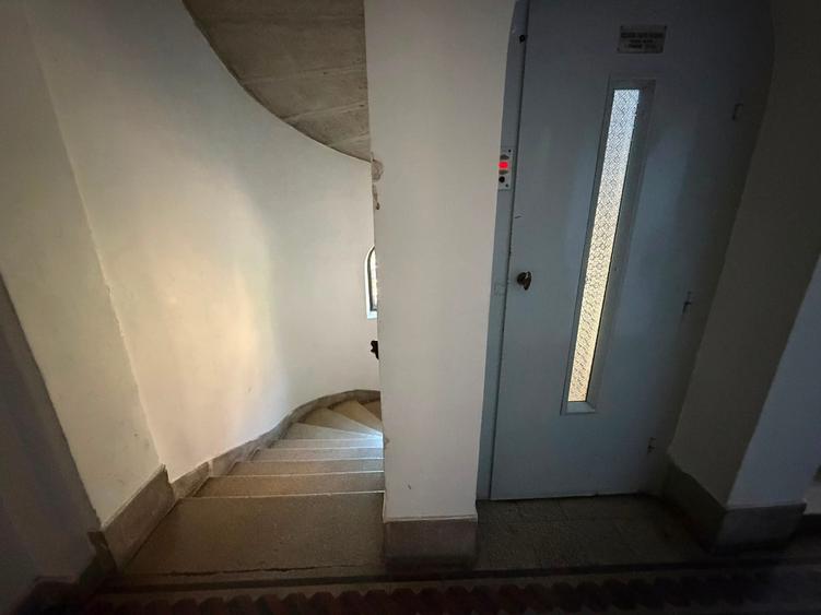 Apartament cu 4 camere semidecomandat în Universitate