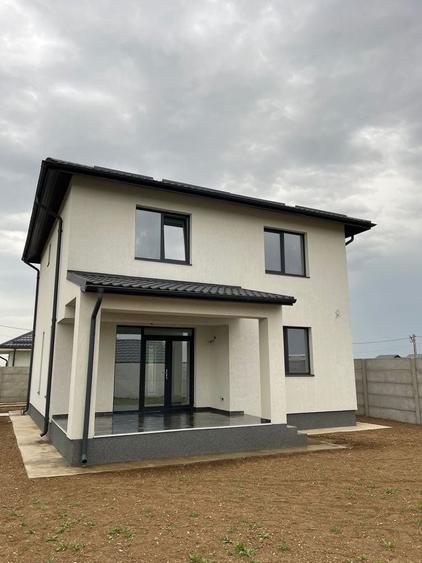 Casă cu 4 camere în Dragomirești-Deal