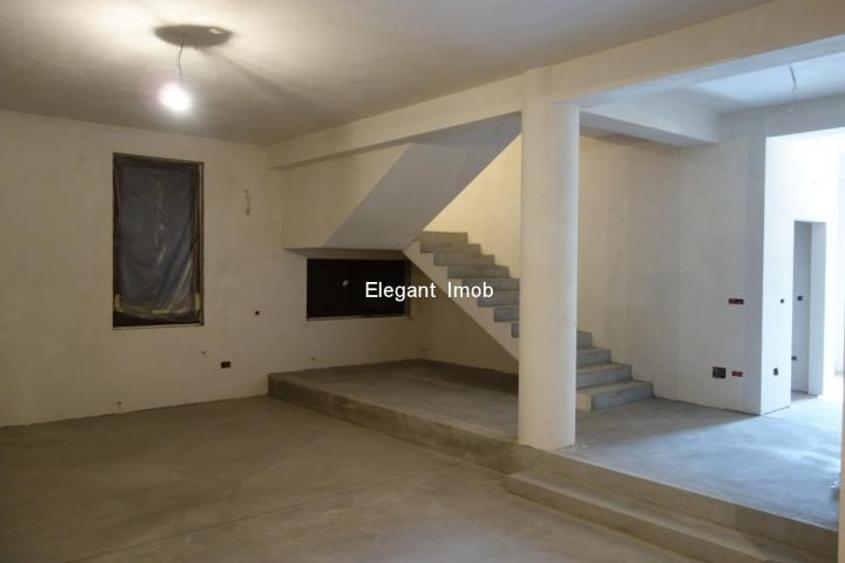 Casă cu 13 camere cu Teren 600 Mp în Corbeanca
