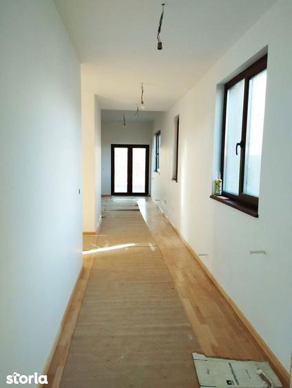 Casă cu 5 camere cu Teren 617 Mp în Snagov