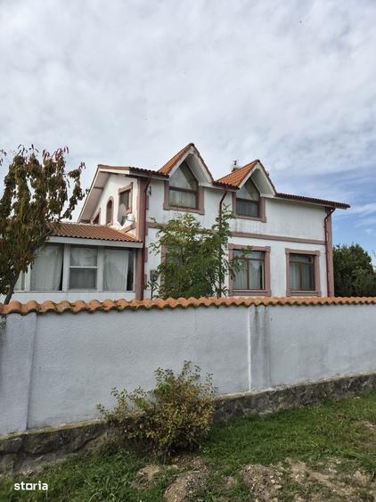 Casă cu 4 camere în Vadu