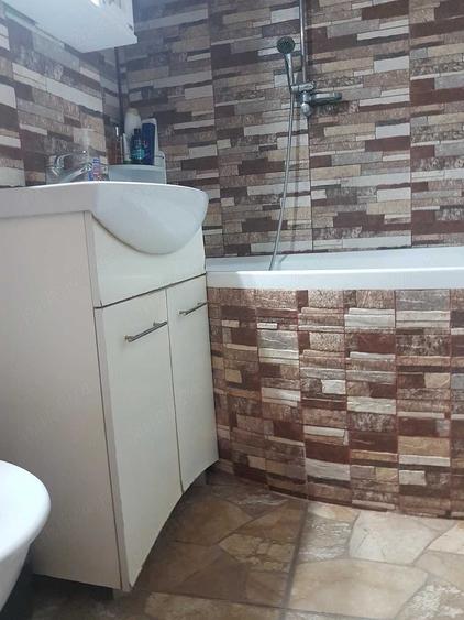 Apartament cu 3 camere decomandat în Sărata