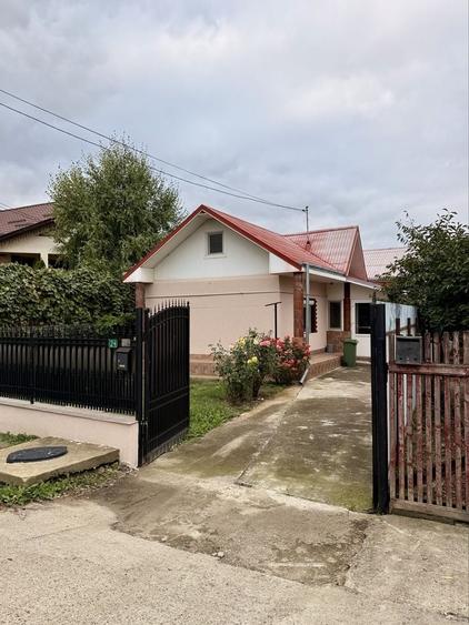 Casă cu 3 camere semidecomandat în Cordun