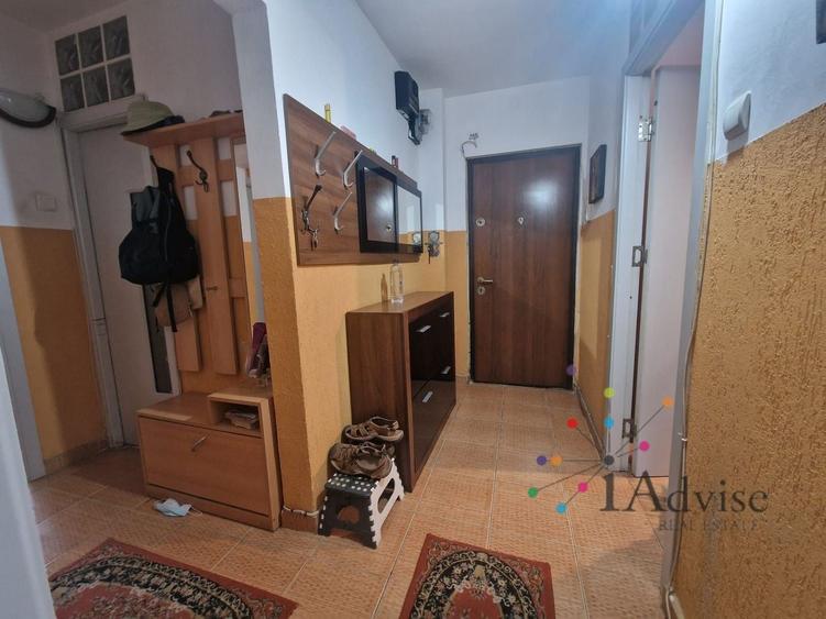 Apartament cu 3 camere decomandat în Tractorul