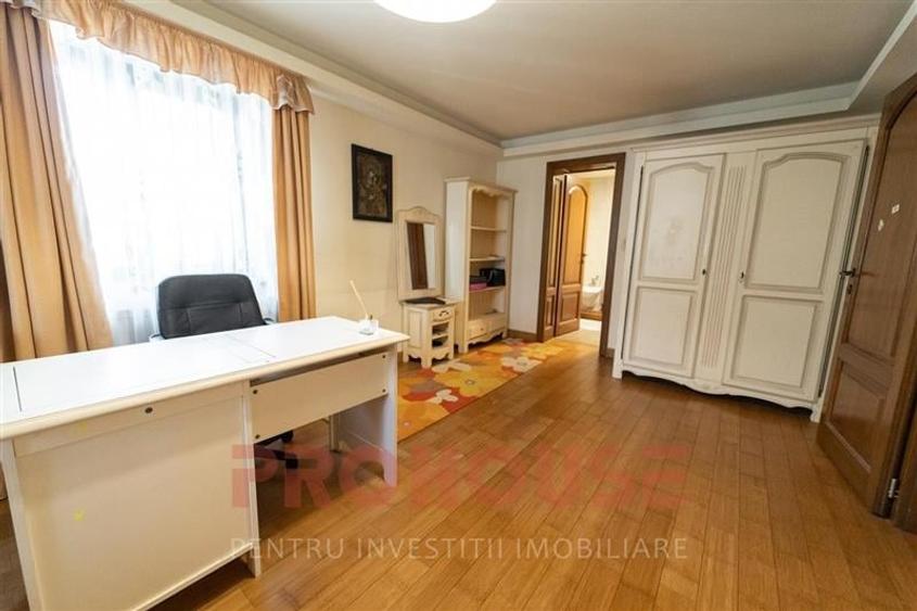 Casă individuală cu 10 camere cu Teren 550 Mp în Ultracentral
