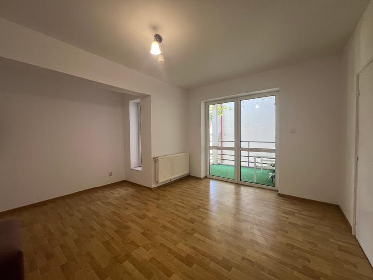 Apartament cu 3 camere semidecomandat în Mitropolie