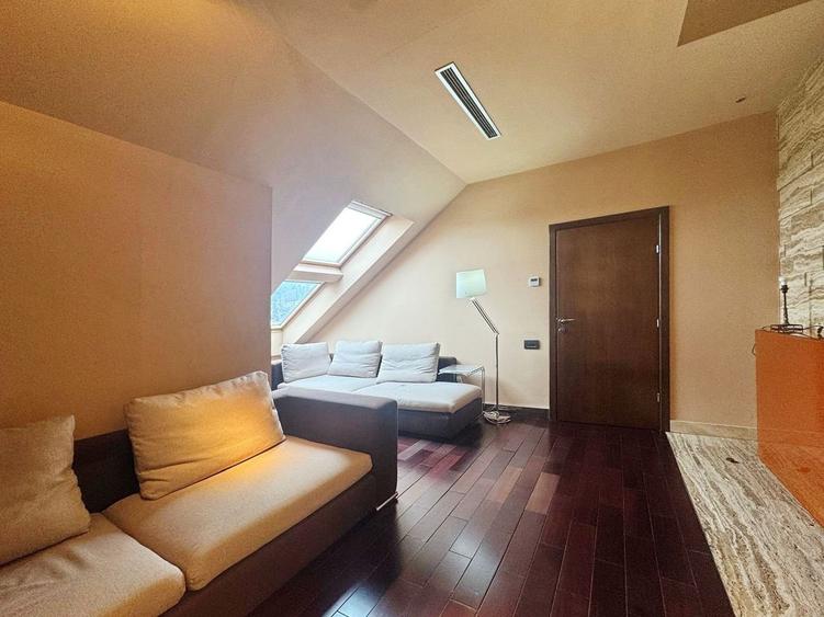Penthouse cu 5 camere decomandat, mobilat în Blumăna
