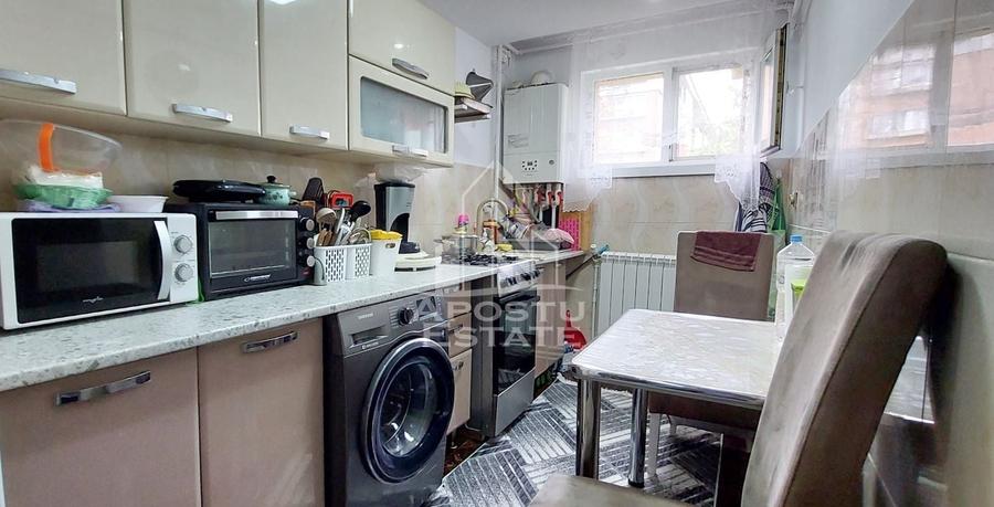 Apartament cu 3 camere semidecomandat, mobilat în Micro 4