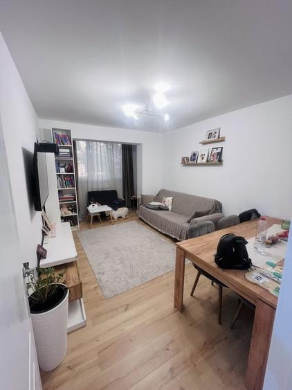 Apartament cu 3 camere decomandat în Exterior Vest