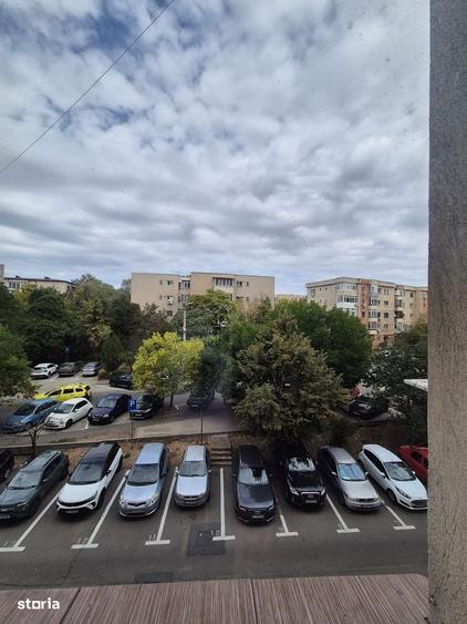 Apartament cu 3 camere decomandat în Calea București
