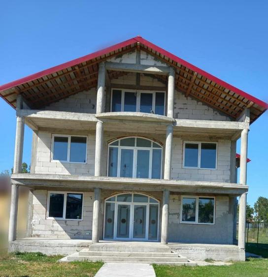 Casă cu 4 camere în Corbii Mari