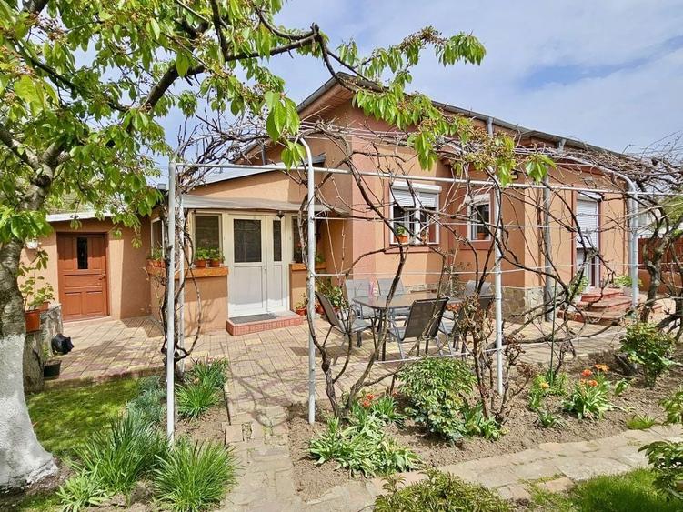 Casă cu 4 camere decomandat cu Teren 500 Mp în Central