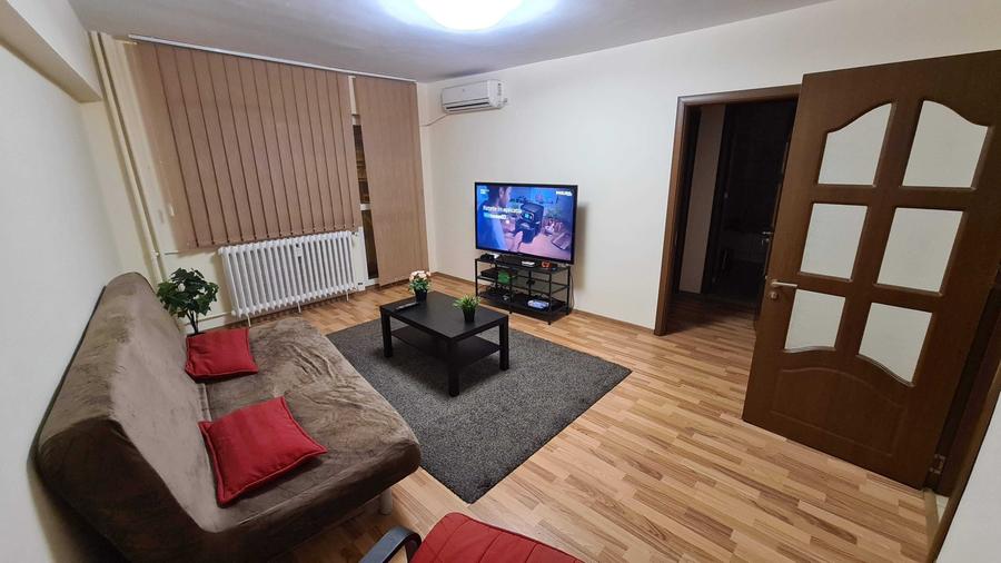 Apartament cu 3 camere semidecomandat în Universitate