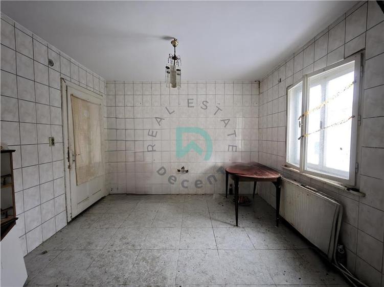 Casă individuală cu 9 camere cu Canalizare în Noua