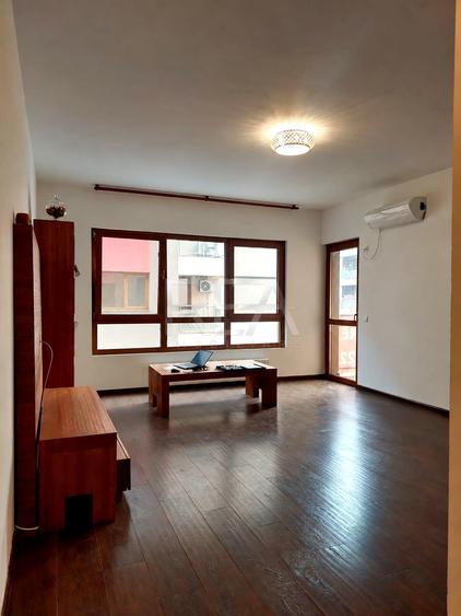 Apartament cu 3 camere semidecomandat, mobilat în Metalurgiei