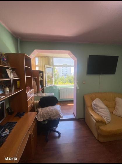 Apartament cu 3 camere semidecomandat în Centrul Civic