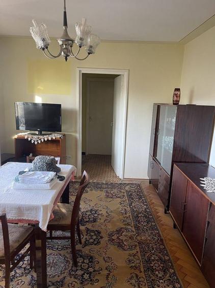 Apartament cu 3 camere semidecomandat în Plopilor