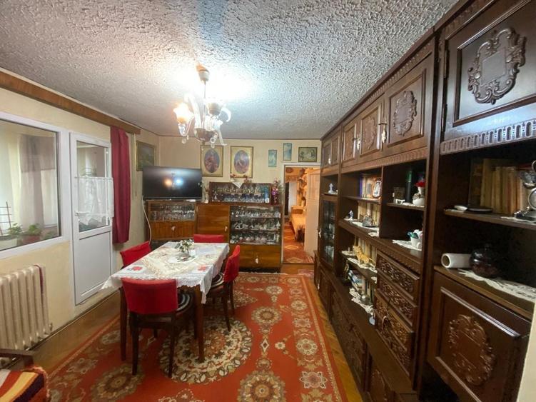 Apartament cu 3 camere semidecomandat, mobilat în Central
