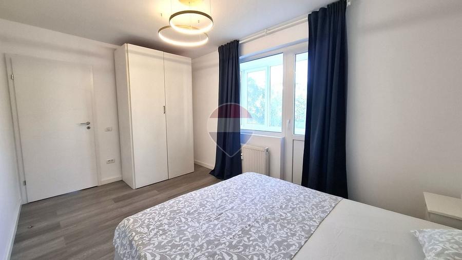 Apartament cu 3 camere semidecomandat, mobilat în Ștefan cel Mare