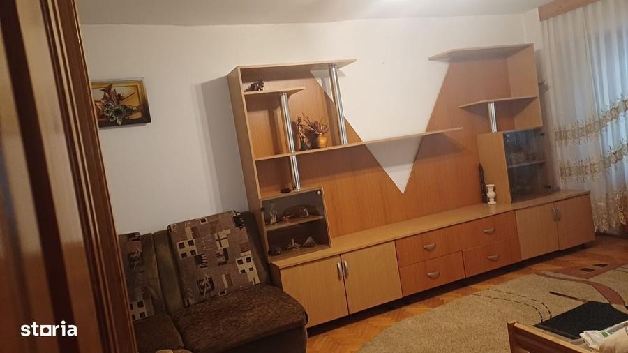Apartament cu 3 camere decomandat în Craiovița Nouă