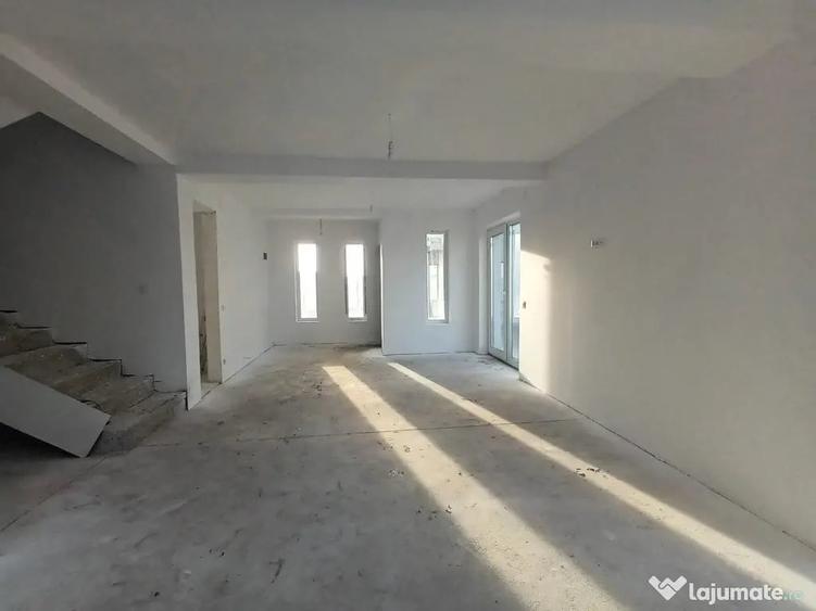 Casă cu 4 camere cu Teren 400 Mp în Central