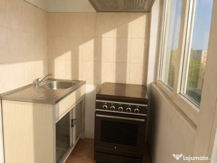 Apartament cu 3 camere decomandat în Rovine