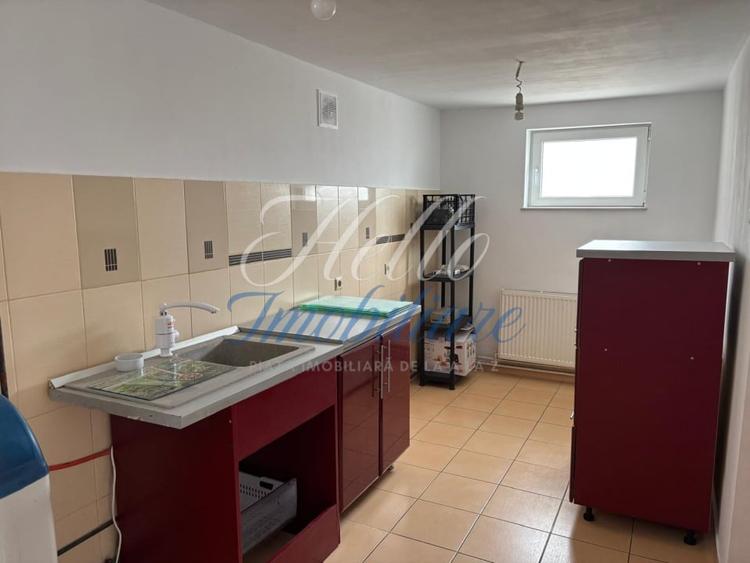 Casă individuală cu 6 camere cu Garaj în Comșești