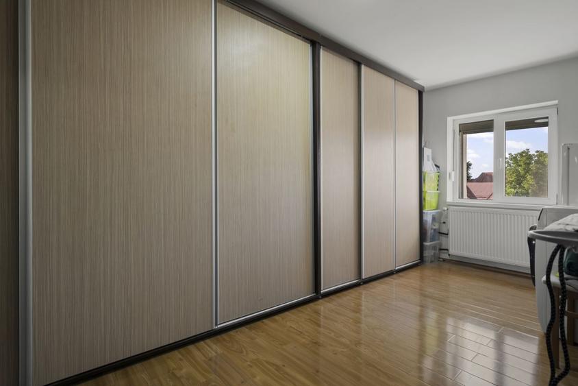 Apartament cu 4 camere decomandat în Ghermănești