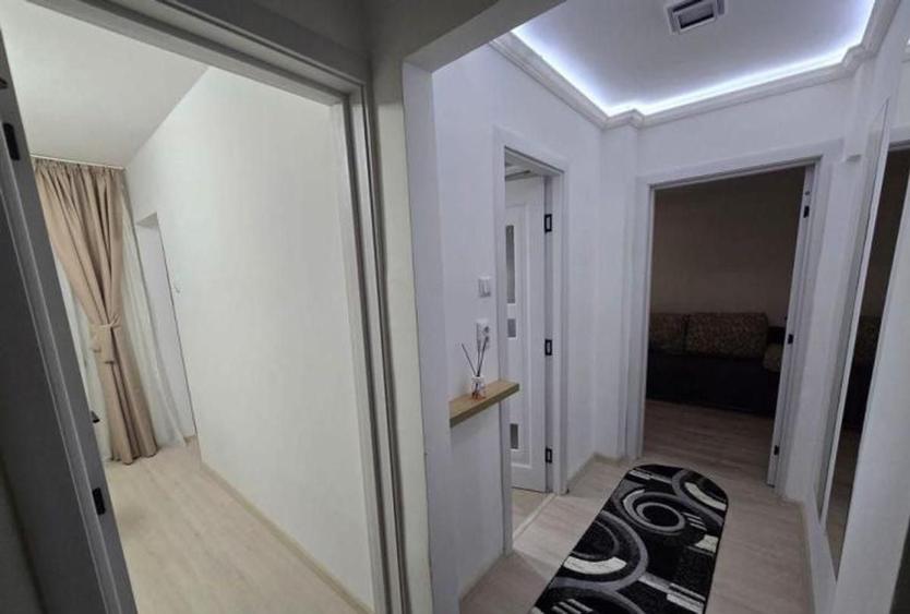 Apartament cu 3 camere semidecomandat, mobilat în Sat Vacanță