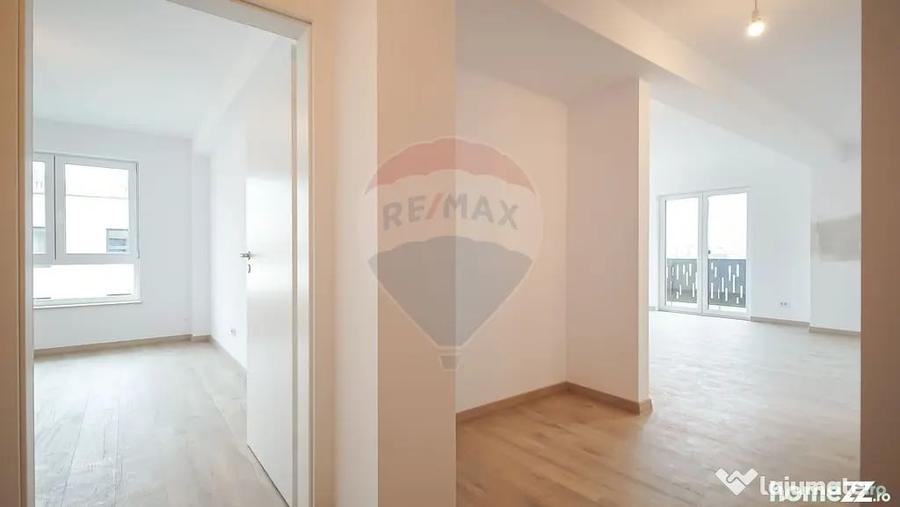 Apartament cu 3 camere semidecomandat în Tractorul