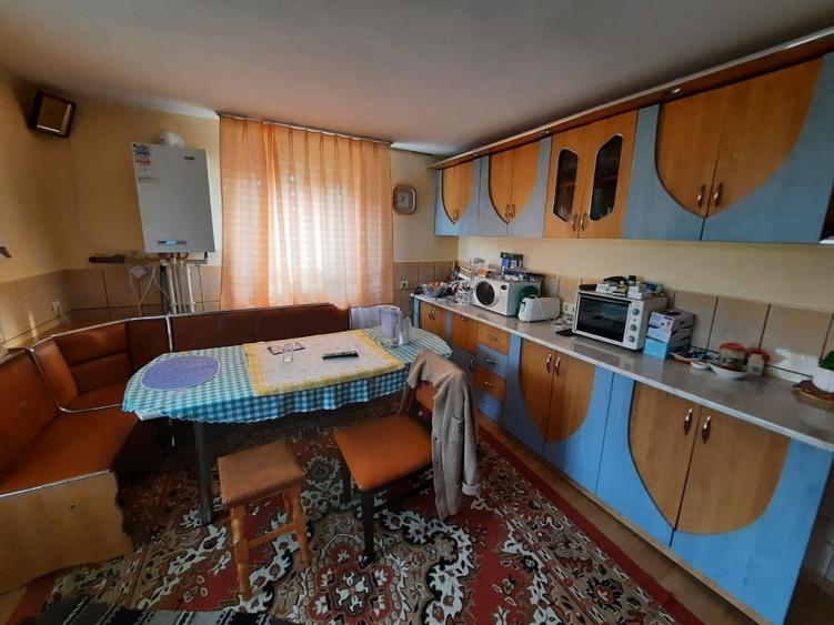 Casă cu 4 camere cu Garaj în Alexandru cel Bun