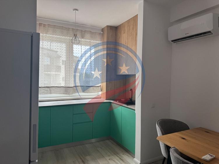 Apartament cu 3 camere semidecomandat, mobilat în Central