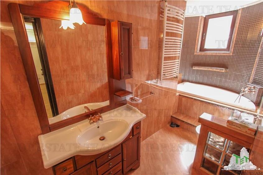 Casă individuală cu 11 camere cu Canalizare în Dorobanți