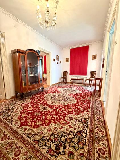 Casă cu 9 camere cu Garaj în P-ța Unirii