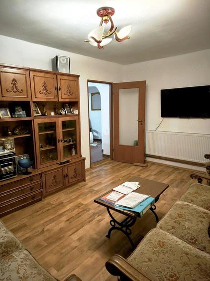Apartament cu 3 camere decomandat în Crihala