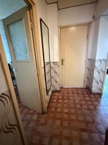 Apartament cu 4 camere semidecomandat în Calea București