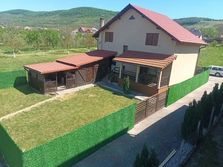 Casă cu 4 camere cu Teren 977 Mp în Urișor