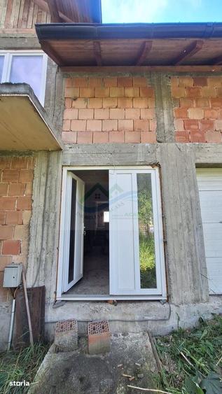 Casă cu 4 camere în Roșu