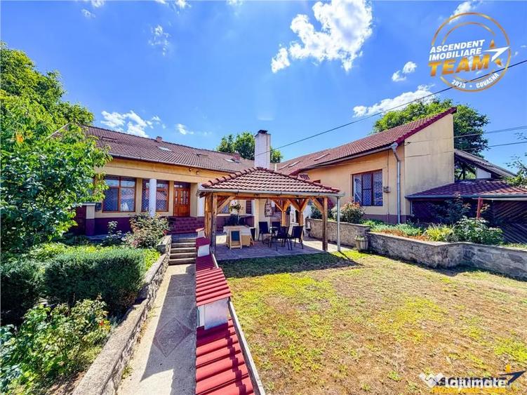 Casă cu 9 camere cu Teren 547 Mp în Central