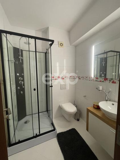 Apartament cu 5 camere semidecomandat, mobilat în Bună Ziua