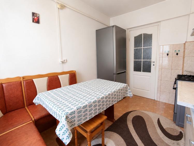 Apartament cu 3 camere decomandat, mobilat în Granit