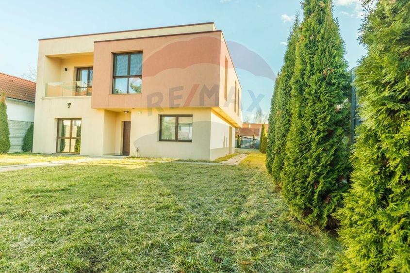 Casă individuală cu 6 camere cu Teren 1071 Mp în Central