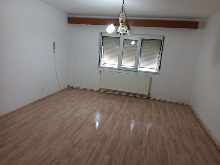 Apartament cu 3 camere decomandat în Săuca